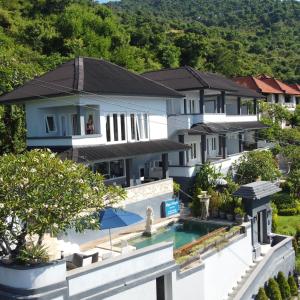 艾湄湾Bayu Cottages的享有带游泳池的别墅的空中景致
