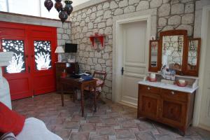 阿拉恰特梅尔坎科斯克旅馆的一间卧室设有红色的门和一张带电脑的书桌