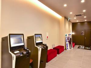 福冈HOTEL LiVEMAX Hakata Nakasu的大堂设有两个室内电子游戏机