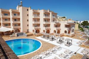 圣安东尼奥Rosamar Ibiza Hotel的一张酒店图,里面设有游泳池和椅子