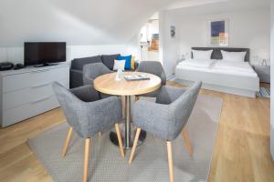于斯德Appartement Haus Bracht- direkt am Kurplatz的客厅配有桌椅和1张床