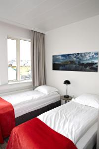 韦斯特曼纳埃亚尔韦斯特曼伊雅尔酒店的酒店客房设有两张床和窗户。