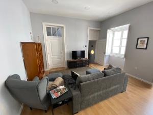 埃武拉Casa da Serpa Pinto的客厅配有两张沙发和一台电视