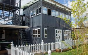 内罗毕Redhill Container House & Private Spa的白色围栏的黑色房子