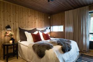 奥耶Cozy modern holiday villa with electric car charging, sauna and fireplace的一间卧室配有一张带枕头的大床