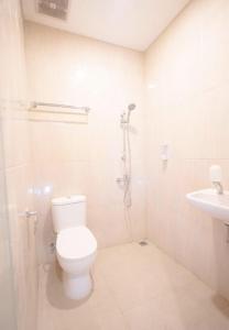 雅加达SENAYAN SUITES的一间带卫生间和水槽的浴室