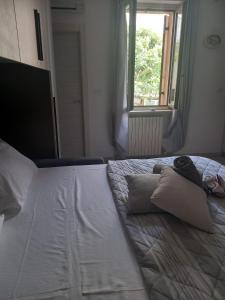 维罗纳LA CASA DI CHICCO E GINNY的一张带两个枕头和窗户的大型白色床