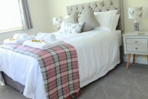 AdlingtonThe Middlewood - Luxury self contained retreat的卧室配有白色的床和2条毛巾