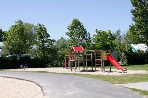 诺德施华伍德EuroParcs Molengroet的公园里一个带红色滑梯的游乐场