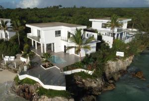 南威Safira Blu Luxury Resort & Villas的悬崖上房屋的空中景观