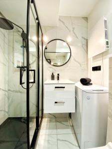 托伦BP Apartment VI的带淋浴、盥洗盆和镜子的浴室