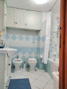 卡普里LA Giulia的一间带卫生间和水槽的浴室