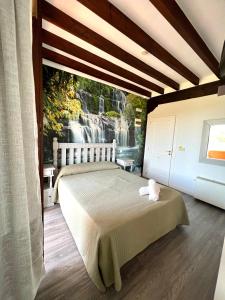 雷维拉-德卡马戈玛丽亚别墅酒店的一间卧室配有一张壁画床