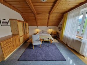 特尔乔夫Apartmány Skalka的一间卧室设有一张床和木制天花板