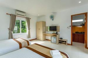富国Mộc Lam Bungalow Phú Quốc的酒店客房带两张床和厨房