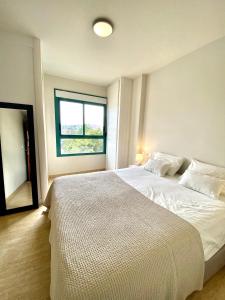 托雷德尔马尔Casa Toboso 2的卧室配有一张大白色床和窗户