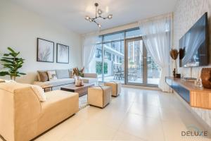 Serene 2BR at Acacia A Dubai Hills Estate By Deluxe Holiday Homes的电视和/或娱乐中心