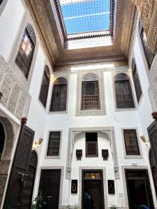 非斯Le Grand Alcazar - Riad的一座带窗户和门的天花板的建筑