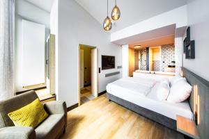 柏林柏林峡湾酒店的卧室配有白色的床和沙发