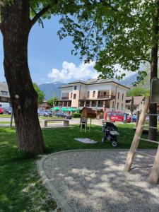 博维茨Apartments Vila Bovec的一个带秋千和婴儿推车的公园