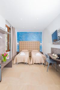 米兰Hotel Repubblica的一间卧室配有一张床、一张桌子和一张桌子