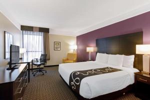安多弗波斯顿拉金塔旅馆及套房 - 安多弗的酒店客房设有一张大床和一张书桌。