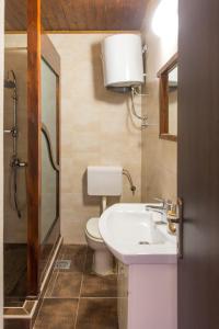拉法洛维奇Apartments Kole的浴室配有白色水槽和卫生间。