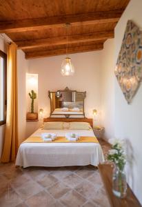 贾迪尼-纳克索斯B&B Villa Vittoria的一间卧室配有一张大床和大镜子