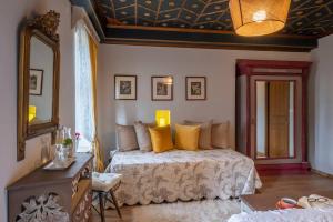 埃拉蒂扎戈里Shamrock Elati Retreats的一间卧室配有一张带黄色枕头和镜子的床