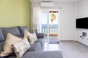 坎德拉里亚Home2Book Design Sea Views Caletillas, Pool的带沙发的客厅,享有海景