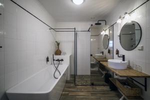 FarstadHustadvika Havhotell - by Classic Norway Hotels的浴室设有2个水槽和2面镜子