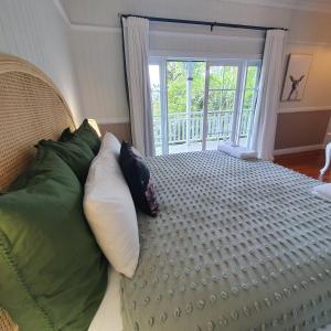 Mount GloriousMaiala Park Lodge的一间卧室配有带枕头的床铺和阳台