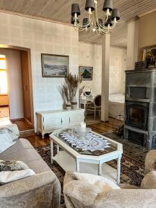 拉克韦雷Spacious 1-bedroom apartment with Sauna的客厅配有咖啡桌和壁炉