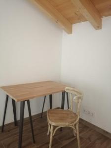 LarrauriCasa rural Lastoetxe的木桌和椅子