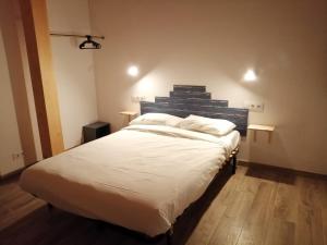 LarrauriCasa rural Lastoetxe的一间卧室配有一张带白色床单的大床