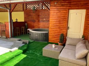奥尔绍瓦Vila Arjana的一个带热水浴缸和沙发的小庭院