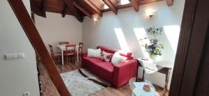 博维茨Apartments Vila Bovec的客厅配有红色的沙发和桌子