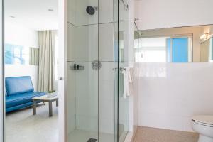 迈阿密海滩克利夫兰德酒店的一间带玻璃淋浴和卫生间的浴室