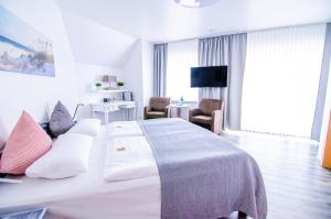 卡罗利嫩西尔Hotel Blischke的一间带大床的卧室和一间客厅