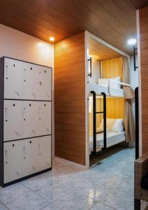 科隆B&B Backpackers的客房设有两张双层床和衣柜。
