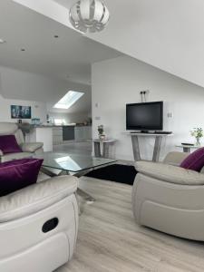 CootehallLough Key Luxury Riverfront Apartment的客厅配有白色家具和玻璃桌