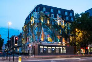 伦敦梅加洛酒店的城市街道上的建筑,有交通灯
