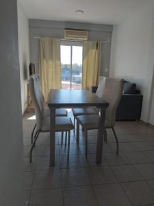 圣费尔南多Dpto CERCANIA的客厅配有餐桌和椅子
