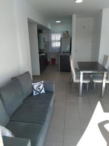 圣费尔南多Dpto CERCANIA的客厅配有沙发和桌子