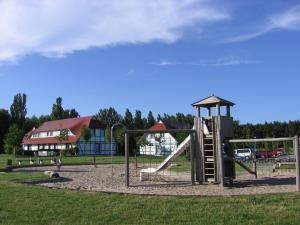KreptitzFerienparadies Rugana D09的公园里一个带滑梯的游乐场