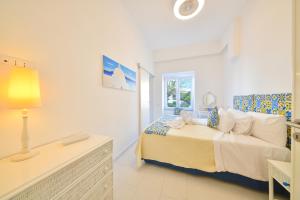 伊斯基亚Apartment Casa Suite Teresa , centro di Forio , Ischia的白色的卧室设有床和窗户