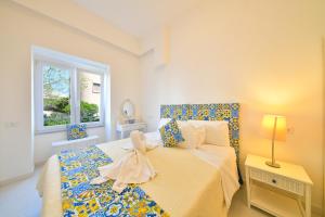伊斯基亚Apartment Casa Suite Teresa , centro di Forio , Ischia的一间卧室,配有一张床,床上有一个弓