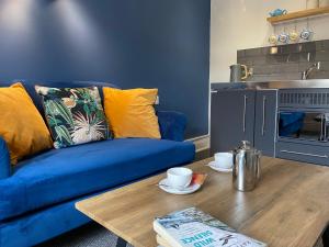 布德格罗斯夫纳宾馆的客厅配有蓝色的沙发和木桌