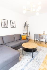 兰施泰因Lahn Living II - Modernes Apartment mit Balkon的客厅配有沙发和桌子
