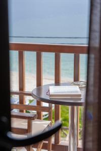 霍里顿克里奥帕特拉酒店的阳台上的桌子上放着一本书和一个键盘